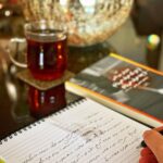 Mehrave Sharifinia Instagram - ' تاریخ: یکشنبه. بهار چند سال قبل ________________________ نامه‌ی هشتم سلام دکتر جان! دیروز رفتم شهر کتاب و برای خودم سه عدد خودکار و دو عدد مدادنوکی خریدم. اما متاسفانه خودکارها روان‌نویس از آب در آمدند! نمی‌دانم چرا شکل ظاهری روان‌نویس‌ها هر روز بیشتر شبیه خودکار می‌شود! به هر حال این نامه را با روان‌نویس جدیدم می‌نویسم که هیچ اطمینانی به آن ندارم و‌ می‌ترسم هر لحظه لیوان چای یا آب روی دفتر بریزد و جوهر روان‌نویس پخش شود و من بعدها نفهمم در این روز به‌خصوص خطاب به شما چه نوشته بودم. از دیروز دویدنِ آهسته را شروع کردم. یک دقیقه دویدن، یک دقیقه راه رفتن به تناوب در طول یک ساعت. از هفته‌ی بعد می‌شود دو دقیقه و همین‌طور هر هفته دقایق را اضافه می‌کنم تا بتوانم نیم‌ساعت بدون وقفه بدوم. دویدنِ آهسته و شنیدنِ موسیقی مغز مرا از هجوم تصویر خوراکی‌ها و فکرها در امان می‌دارد. البته خواندن کتاب «از دو که حرف می‌زنم، از چه حرف می‌زنم» هاروکی موراکامی هم در این تصمیم بی‌تاثیر نبود. در صفحه‌ی ۳۶ کتاب نوشته‌ است: «حین دویدن به خود می‌گویم: به رودخانه فکر کن، به ابرها. ولی واقعیت آن است که به هیچ‌چیز فکر نمی‌کنم. تنها کاری که می‌کنم، دویدن در آن خلأ مطبوع و ساخته‌ی خود، با آن سکوت اندوهگنانه است. چه باشکوه است آن. دیگران هر چه می‌خواهند، بگویند. چه اهمیتی دارد.» دکتر جان آیا می‌دانستید «ماراتن» نام یک دشت قدیمی در یونان است؟ من نمی‌دانستم. اصلا داستان ماراتن را نمی‌دانستم. ولی وقتی «موراکامی» در کتابش شرح داد که چگونه مسافتِ مسیر واقعی ماراتن از شهر آتن تا دشت ماراتن را دویده‌ است، برایم جالب شد. جستجو کردم و چیزهایی درباره‌اش خواندم. روایت‌های تاریخ، مالامال از ابهام‌ است. جدالِ جذابِ واقعیت و تحریف و خیال. راستی دکتر جان از روزی که با شما تلفنی حرف زدم و بعد از پافشاری و اصرار فراوانِ من، آویشنِ دلپذیر را جایگزین زیره‌‌ی منفور کردید، سالاد روزهای زوج را با ولع می‌خورم و هیچ طعم مزخرفی زیر زبانم نمی‌رود. از این بابت از شما سپاسگزارم. باید بگردم خودکار بیک مشکی‌ام را پیدا کنم. ' ' ' با احترام ' ' ' #نامه #روزنگار '