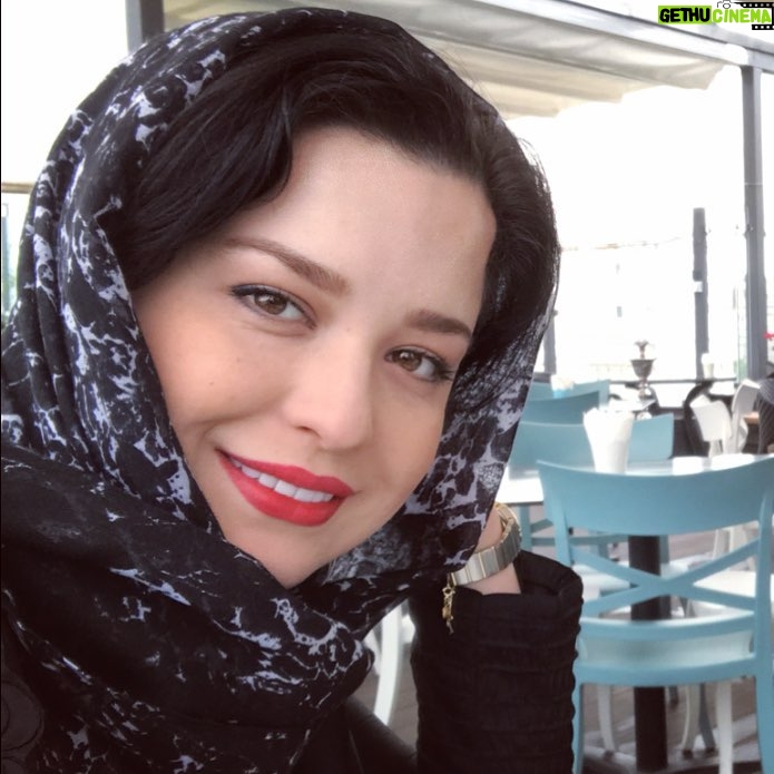 Mehrave Sharifinia Instagram - ... چرا داشتم میخندیدم؟🤔 حتما دوست عزیزم رو دیده بودم و خوشحال بودم.😍 چه خوبه دوستهایی داشته باشی که با دیدنشون رو لبت لبخند بنشینه.