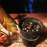 Mehrave Sharifinia Instagram - ...🌱 اين سُنبلِ سال قَبله. پارسال پیازِ سُنبلم رو با گلدون پلاستیکی و خاکش گذاشتم یه گوشه‌‌ی تراس و کم‌کم فراموشش کردم. امروز رفته بودم توی تراس که بارون رو‌ نگاه کنم و به این ۳۶۵ شبی که سپری کرده بودم فکر کنم که چشمم افتاد به این جوانه‌ی کوچک و سبز. 😍 توی اسفند ماه بعضی از گل‌ها رو سرما می‌زنه، از بین می‌رن. اینجور وقت‌ها دل آدم خیلی می‌سوزه. به نظرم تحملِ هر از دست دادنی سخته. تحمل از دست دادنِ عزیز از همه سخت‌تر. ولی گاهی وقت‌ها بین همه‌ی ناامیدی‌ها و اتفاق‌های بد، توی همین اسفندِ سرد، یه جوانه‌ی سبز خودشو بهت نشون می‌ده و سعی می‌کنه مرهمی باشه برای اتفاق‌های تلخ. جوانه‌ها به تو می‌گن زندگی ادامه داره و بالاخره بعد از هر زمستونِ سخت، سُنبلی هست که سبز بشه و زندگیت رو از عطر بهار پر کنه. در پنجمین شب از اسفند ماه، دلم رو به جوانه‌ی سُنبلم خوش می‌کنم و فکر می‌کنم کاش در آستانه‌ی بهار، در زندگی همه‌، نشانه‌های امید جوانه بزنه. 🌱🙏🏻