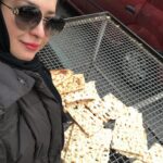 Mehrave Sharifinia Instagram - ... بعد از مدت‌ها رفتم نونوایی و دیدم هم خودشون کیسه دارن که نون رو بذاری توش، هم بیرون از نونوایی از این میز فلزیا گذاشتن با چاقوی دندونه‌دار که بتونی نون‌هات رو‌ تکه تکه کنی. خیلی خوشم اومد.👏🏻 ... سلفی. امروز . نانوایی سنگک خیابان هدایت. نونش عالیه، نورِ عکس من بده. ... پی‌نوشت: اگه قبلا وبلاگ منو می‌خوندید و دوستش داشتید، امروز یه سری به کانال تلگرام بزنید. 🌹 بعد از انتشار: خب همه‌ی سوپر‌مارکت‌ها این روزها نون دارند، حتی سنگک هم دارند، منم چون همیشه عجله دارم از همون سوپر نون می‌خرم، حالا یه بارم قسمت شد سر راه من نونواییِ خلوت باشه! اشکالی نداره که