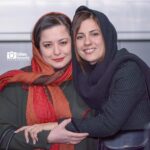 Mehrave Sharifinia Instagram - 🎞📽... چه درخشیدی دختررررر چنین بازی فوق‌العاده‌ای از بازیگر خوبی مثل تو برمیاد، با پشتوانه‌ی قوی حضور در تیاتر که باعث شده قدر چنین نقشی رو بدونی و به بهترین شکل، اون رو اجرا کنی، باعث افتخاری، تحسینت می‌کنم. @sarabahramiii 👌🏻👏🏻👏🏻👏🏻👌🏻 ‘ تبریک و خسته نباشید می‌گم به بهروز شعیبی عزیز و تک‌تک عوامل فیلم سینمایی “دارکوب”.👌🏻 از روایت عالیِ یک قصه‌ی جذاب و بازی‌های فوق‌العاده درخشانِ تک‌تک بازیگران، لذت بردم. در حیرتم که چه‌جوری از یک دختر چهار،پنج ساله_باران کوچولوی زیبا_ اون بازی طبیعی و عاااالی گرفته شده. و امین حیایی نازنین... به نظرم “روزبه علیزاده” متفاوت‌ترین امین حیایی بود که تا حالا دیده بودم، بازی درست، کنترل شده، پر از حس و عاااااالی.👌🏻 دیدنِ هنرنماییِ عالیِ مهناز افشار، جمشید هاشم پور، نگار عابدی و حتی بازیگرانی که به اسم نمی‌شناختمشون، بسیار به من چسبید. 👏🏻👏🏻👏🏻👏🏻👏🏻👏🏻👏🏻 ‘ «این پست یک نظر و سلیقه‌ی شخصی است، از یک دختر ذوق‌زده بعد از تماشای فیلم دارکوب» ‘ عکس از @hilar_hosseini ‘ #دارکوب #جشنواره_فیلم_فجر #سی_و_ششمین_جشنواره_فیلم_فجر #بهروز_شعیبی #سارا_بهرامى #امین_حیایی #مهناز_افشار