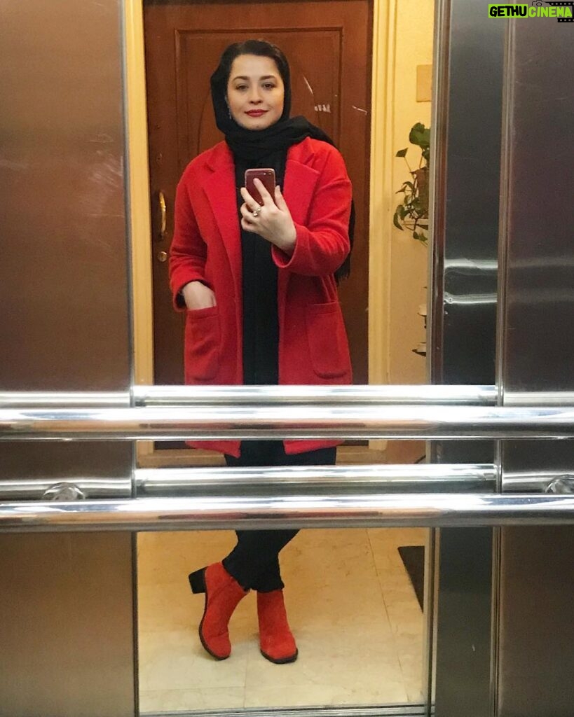 Mehrave Sharifinia Instagram - ... سرخ تویی که سرخ می‌خواهمت ٬ ‘ پی‌نوشت: ۱.یک عکس سرخ‌پوش به مناسبت قهرمانی نیم‌فصل👏🏻😍👌🏻 ‘ ۲.احتمالا جناب لورکا و شاملوی عزیز به شیطنت من لبخند می‌زنند، شمام سخت نگیرید.