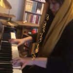 Mehrave Sharifinia Instagram - ...🎶🎹🎵... تمرين اوليه، جهت اجراى اتود شماره‌ى ١٢ شوپن (اتود انقلابى) ... اين ويدئو نتيجه‌ى بخشى از تمرينات روزانه‌ است که جهت بالا رفتن روحيه‌ى نوازنده و به عنوان تشويق بابت حفظ شدنِ قطعه ارائه شده و هيچ ارزش ديگرى ندارد. وى به ايرادهاى خود آگاه است، اما دلش ‌خواست كه نتيجه‌ى تمريناتش را در صفحه‌ى اينستاگرام با شما به اشتراك بگذارد. 😬 به اميد خدا بيشتر تمرين خواهد کرد و اين قطعه‌ی زيبا را روى يك پيانوى رويال خوش‌صدا با سرعت بالاتر و خيلى تميزتر اجرا خواهد كرد.😊 ... دوست‌دار شما مهراوه 🌹😊 ... پی‌نوشت: قرار بود ویدئو رو دوشنبه‌ی قبل بگذارم که با توجه به حادثه‌ی کرمانشاه منتفی شد. امروز بابت همه‌ی همدلی‌های پر از عشق سرشار از حال خوشم و مطمئنم که تا ساخت سرپناه محکم برای عزیزان همیاری‌های ما ادامه خواهد داشت. دم همه‌ی مردم گرم. #پیانو #مهراوه_شریفی_نیا #piano #chopin #chopinetude . '