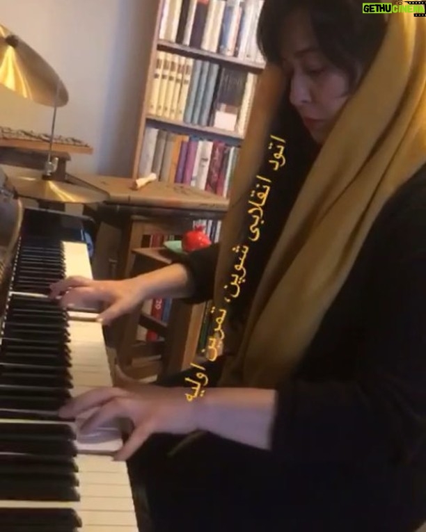 Mehrave Sharifinia Instagram - ...🎶🎹🎵... تمرين اوليه، جهت اجراى اتود شمارهى ١٢ شوپن (اتود انقلابى) ... اين ويدئو نتيجهى بخشى از تمرينات روزانه است که جهت بالا رفتن روحيهى نوازنده و به عنوان تشويق بابت حفظ شدنِ قطعه ارائه شده و هيچ ارزش ديگرى ندارد. وى به ايرادهاى خود آگاه است، اما دلش خواست كه نتيجهى تمريناتش را در صفحهى اينستاگرام با شما به اشتراك بگذارد. 😬 به اميد خدا بيشتر تمرين خواهد کرد و اين قطعهی زيبا را روى يك پيانوى رويال خوشصدا با سرعت بالاتر و خيلى تميزتر اجرا خواهد كرد.😊 ... دوستدار شما مهراوه 🌹😊 ... پینوشت: قرار بود ویدئو رو دوشنبهی قبل بگذارم که با توجه به حادثهی کرمانشاه منتفی شد. امروز بابت همهی همدلیهای پر از عشق سرشار از حال خوشم و مطمئنم که تا ساخت سرپناه محکم برای عزیزان همیاریهای ما ادامه خواهد داشت. دم همهی مردم گرم. #پیانو #مهراوه_شریفی_نیا #piano #chopin #chopinetude . '