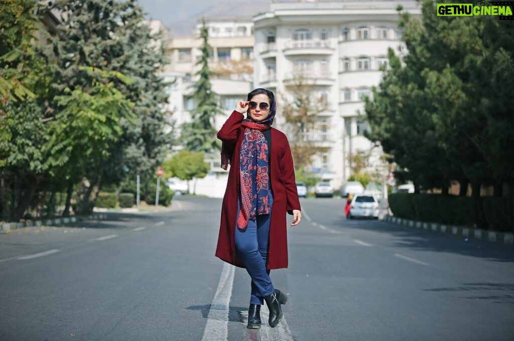Mehrave Sharifinia Instagram - 🍂🍁... يك روز سبز پاييزى ... عكس از احمدرضا شجاعى @ahmadreza_shojaei ... @didehban_mag @arashnasiri777 ... #iranianactress #movies #photo #photo_of_the_day #mehravesharifinia #mood #actress #actor #mehraveee #dideban #tehran ' ' '