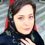 Mehrave Sharifinia Instagram - ...😱😍🎬🏆 تندیس طلای بهترين بازيگر زن فستیوال «Bridges» برای مهراوه شریفی‌نیا ... از ديروز كه غزاله‌ى سلطانى خبر رو بهم گفت خيلى هيجان‌زده و خوشحال شدم، و البته تاسف خوردم كه چرا در جشنواره حضور نداشتيم. لباس بسيار زيبايى گلناز گلشن برام آماده كرده بود كه قطعا حداقل رضايت ٨٥درصد از شما همراهانِ واقعى در دنياى مجازى و حتى "ناسزاگويانِ هميشه در صحنه" رو جلب مى‌كرد😉 ولى حيف... داشتم فكر مى‌كردم حالا اگه ما جشنواره‌ى يونان رو مى‌رفتيم و جشنواره‌ى اسپانيا رو نمى‌رفتيم، حتما همه چيز برعكس مى‌شد😂 قسمته ديگه.🌹 🎬🏆 به هر حال برنده شدن جايزه‌ى بازيگرى در جشنواره‌ى يونان براى من افتخار بزرگيه. از اين كه فيلم بى‌ادعامون در جشنواره‌ها ديده و تشويق مى‌شه كيف مى‌كنم. خسته نباشيد مى‌گم به غزاله‌ى سلطانى عزيز كه همه‌ى اين اتفاقات اول نتيجه‌ى اعتمادش و بعد هم خلاقيت و كاربلدى و زحمات و پيگيرى‌هاشه. تبريك مى‌گم به محمدرضا سكوت نازنين و كاوه ايمانى عزيز بابت كانديدا شدن. ... خبر رسمى:🎬😊🏆🏆🏆 فیلم سینمایی «پرسه در حوالی من» به کارگردانی غزاله سلطانی در فستیوال بین المللی «Bridges» کشور یونان خوش درخشید. به گزارش مشاور رسانه ای این فیلم، «پرسه در حوالي من» در دومين حضور بين المللي خود در فستيوال بين المللي «Bridges» كشور يونان در ميان فيلم هاي برجسته و پر هزينه از نقاط مختلف جهان، توانست نامزد دريافت سه تنديس طلايي در بخش هاي بهترين بازيگر نقش اول زن، (مهراوه شريفى نيا)، بهترين فيلمبرداري (محمدرضا سكوت)، و بهترين تدوين (كاوه ايمانى) شود. ' مهراوه شریفی نیا در این رقابت توانست تنديس طلايي بهترين بازيگر زن را از آن خود و فيلم «پرسه در حوالي من» کند، يكي از نكته هاي حائز اهميت اين جشنواره حضور Bill Butler فيلمبردار با سابقه هاليوودي در هيأت داوران است كه در پرونده كاري خود فيلم هايي همچون ارواره ها (اسپيلبرگ) راكي و ... دارد. كه اين موضوع اهميت نامزدي در بخش بهترين فيلمبردار را براي فيلم «پرسه در حوالي من» مي كند. 👌🏻 فیلم سینمایی «پرسه در حوالي من» پيش از اين ٤-٩ اكتبر در بخش رقابتي فستيوال بين المللي ماربيا حضور داشت و در آنجا نيز مهراوه شريفي نيا كانديد دريافت تنديس بهترين بازيگر نقش اول زن بود. 🙏🏻🎬🙏🏻🏆❤️😍 #پرسه_در_حوالی_من #مهراوه_شريفى_نيا #iranianactress #actress #movies #awards #filmfestival #film #greece #bridges. #mehravesharifinia #mehraveee #iranianactor #iran '