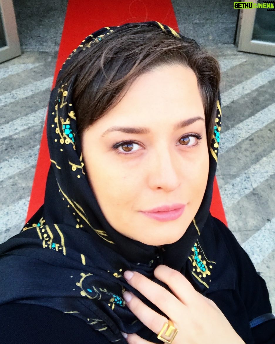 Mehrave Sharifinia Instagram - ...😱😍🎬🏆 تندیس طلای بهترين بازيگر زن فستیوال «Bridges» برای مهراوه شریفینیا ... از ديروز كه غزالهى سلطانى خبر رو بهم گفت خيلى هيجانزده و خوشحال شدم، و البته تاسف خوردم كه چرا در جشنواره حضور نداشتيم. لباس بسيار زيبايى گلناز گلشن برام آماده كرده بود كه قطعا حداقل رضايت ٨٥درصد از شما همراهانِ واقعى در دنياى مجازى و حتى "ناسزاگويانِ هميشه در صحنه" رو جلب مىكرد😉 ولى حيف... داشتم فكر مىكردم حالا اگه ما جشنوارهى يونان رو مىرفتيم و جشنوارهى اسپانيا رو نمىرفتيم، حتما همه چيز برعكس مىشد😂 قسمته ديگه.🌹 🎬🏆 به هر حال برنده شدن جايزهى بازيگرى در جشنوارهى يونان براى من افتخار بزرگيه. از اين كه فيلم بىادعامون در جشنوارهها ديده و تشويق مىشه كيف مىكنم. خسته نباشيد مىگم به غزالهى سلطانى عزيز كه همهى اين اتفاقات اول نتيجهى اعتمادش و بعد هم خلاقيت و كاربلدى و زحمات و پيگيرىهاشه. تبريك مىگم به محمدرضا سكوت نازنين و كاوه ايمانى عزيز بابت كانديدا شدن. ... خبر رسمى:🎬😊🏆🏆🏆 فیلم سینمایی «پرسه در حوالی من» به کارگردانی غزاله سلطانی در فستیوال بین المللی «Bridges» کشور یونان خوش درخشید. به گزارش مشاور رسانه ای این فیلم، «پرسه در حوالي من» در دومين حضور بين المللي خود در فستيوال بين المللي «Bridges» كشور يونان در ميان فيلم هاي برجسته و پر هزينه از نقاط مختلف جهان، توانست نامزد دريافت سه تنديس طلايي در بخش هاي بهترين بازيگر نقش اول زن، (مهراوه شريفى نيا)، بهترين فيلمبرداري (محمدرضا سكوت)، و بهترين تدوين (كاوه ايمانى) شود. ' مهراوه شریفی نیا در این رقابت توانست تنديس طلايي بهترين بازيگر زن را از آن خود و فيلم «پرسه در حوالي من» کند، يكي از نكته هاي حائز اهميت اين جشنواره حضور Bill Butler فيلمبردار با سابقه هاليوودي در هيأت داوران است كه در پرونده كاري خود فيلم هايي همچون ارواره ها (اسپيلبرگ) راكي و ... دارد. كه اين موضوع اهميت نامزدي در بخش بهترين فيلمبردار را براي فيلم «پرسه در حوالي من» مي كند. 👌🏻 فیلم سینمایی «پرسه در حوالي من» پيش از اين ٤-٩ اكتبر در بخش رقابتي فستيوال بين المللي ماربيا حضور داشت و در آنجا نيز مهراوه شريفي نيا كانديد دريافت تنديس بهترين بازيگر نقش اول زن بود. 🙏🏻🎬🙏🏻🏆❤️😍 #پرسه_در_حوالی_من #مهراوه_شريفى_نيا #iranianactress #actress #movies #awards #filmfestival #film #greece #bridges. #mehravesharifinia #mehraveee #iranianactor #iran '