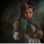 Mehrave Sharifinia Instagram - ' اين منم، شمايل كامل يك كودك در دهه‌ى شصت، با روبان صورتى خودم بر سر و روسرى خاكسترى مادرم به نشانِ تمناى زود بزرگ شدن. با يك بغض فروخورده‌ى هميشگى... همين‌قدر مغموم، همين‌قدر پُر حسرت، همين‌قدر سردرگم. كودك بودن؟ يا در كودكى بزرگ‌ترين بودن؟ مسئله اين است. ' بچه‌هاى جنگ هرگز از ته دل نمى‌خندند. ' '