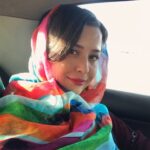 Mehrave Sharifinia Instagram - ... سلفى در ماشين شنبه چهارم شهريور ٩٦ مشهد جهت اكران مردمى فيلمِ "پرسه در حوالى من" ' كمى توضيح درباره‌ى اين سفر يك روزه كه صفحه‌ى تگ رو با عكس‌هاى شاد و خوش رنگ، زيبا كرده: ' ١.آقايان محترمى كه به عنوان باديگارد در مشهد فعاليت مى‌كنند باديگاردِ شخصىِ كسى نيستند، حضورشون جهت حفظِ نظم اكران‌هاى مردمى در سينماست. انصافا روز شنبه خيلى زحمت كشيدند و تلاش كردند در ذهنِ همه‌ی عزيزان خاطره خوشى باقى بمونه، حتى آقاى عجم شخصا عكاسىِ همه‌ى عكس‌هاى يادگارى رو به عهده گرفتند. ازشون ممنونم. ' ٢.براى ورود به حرم امام رضا(ع) پوشيدن چادر اجباريه، يعنى بى چادر كسى رو راه نمى‌دن. در نتيجه هر كسى با هررررر حجاب و عقيده‌اى مى تونه بره حرم، ولى بايد چادر سرش كنه. البته من فكر مى‌كردم همه اين رو مى‌دونن... ' ٣.هنوز سرشارم از شور و انرژى و محبتِ عزيزانى كه در مشهد به ديدن فيلمِ "پرسه در حوالى من" اومدند. مخاطبين دوست داشتنى و فن‌پيج‌هاى عزيز كه هميشه من رو شرمنده مى‌كنند، مسئولان سينما هويزه و گروه هنر و تجربه، گروه حفاظت، و نازنين‌هايى كه با وجود مشكلات جسمى با ويلچر اونجا حاضر شدند، از مهر و لطف همگى سپاسگزارم. 🌹🙏🏻 #مشهد #پرسه_در_حوالی_من #مهراوه_شريفى_نيا #iranianactress #movies #mehraveee #mehravesharifinia #selfie #selfies ''