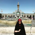 Mehrave Sharifinia Instagram - ... 😊 به ياد همه‌ى شما به پاس مهر و محبت‌تون 🙏🏻😊🌹 ... پى‌نوشت: وقتى كسى رو دوست دارى كه حضور در خونه‌ش قانون داره، بايد به قوانين خونه‌ش احترام بگذارى😊 با رضايت و لبخند. ' #مشهد #حرم_امام_رضا '