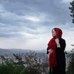 Mehrave Sharifinia Instagram - ... عكس از احمدرضا شجاعى @ahmadreza_shojaei ... روز عكاس بر همه‌ى عكاسان عزيز مبارك 👌🏻📷🌹 ... ' توى هر كدوم از اين خونه‌ها آدم‌هاى متفاوتى زندگى مى‌كنن. آدمايى كه مى‌تونن روى قلب و جانِ بچه‌هاى اطرافشون اثرِ عميق بذارن. اين سال‌ها بچه‌ها كلا مهم شدن؛ ولى زمانِ ما، روزاى جنگ و آوارگىِ خانواده‌ها، رفت و آمد و سفرهاى دسته‌جمعى بيشتر بود. همه حتى با فك و فاميل خيلى دور هم معاشرت مى‌كردن. معاشرت با "فاميل‌هاى دور" هميشه هم دلچسب نبود. تعداد خيلى كمى از اونا تا يه بچه مى‌ديدن دلشون غنج مى‌رفت. ولى اغلبِ اين فاميل‌هاى دور، حوصله‌ى بچه‌ها رو نداشتن و نسبت به ما بى‌تفاوت بودن. بعضياشون هم كه خيلى احساس بامزگى مى‌كردن، تا يكى از بچه‌ها رو بعد از مدت‌ها مى‌ديدن بهش يه لقب مى‌دادن: اگه بچه عينك مى‌زد بهش مى‌گفتن چطورى عينكى؟ اگه چاق بود بهش مى‌گفتن چطورى گامبو؟ اگه لاغر بود بهش مى‌گفتن چطورى پيزورى؟ اگه قدش بلند بود بهش مى‌گفتن چطورى دراز؟ اگه قدش كوتاه بود بهش مى‌گفتن چطورى كوتوله؟ اگه سبزه بود بهش مى‌گفتن چطورى سياسوخته؟ اگه چشماش رنگى بود بهش مى‌گفتن چطورى زاغول؟ اگه زشت بود بهش مى‌گفتن چطورى ميمون؟ و... من هنوزم از اون آدمايى كه تو بچگى تا منو مى‌ديدن مى‌گفتن "به به شيربرنج خانومم كه اومده" خوشم نمياد، يعنى حتى اگه به بهانه‌ى مراسمِ فوتِ كسى مجبور بشم ببينم‌شون، نمى تونم تو صورت‌شون لبخند بزنم، معلومه كه دوست‌شون ندارم. ولى هميشه اون دوستِ مهربونِ مامانم رو كه عيدا براى همه‌ى بچه‌هاى فاميل و دوستاش آبرنگ و دفترنقاشى مى‌خريد، يادمه و هنوز وقتى مى‌بينمش با همه‌ى وجودم بهش لبخند مى‌زنم و بغلش مى‌كنم. ' انتخاب هميشه با خودمونه نيش بزنيم، روح آدما رو بخراشيم و تو ذهنشون خاطره‌ی بد باقى بذاريم يا مهربونى كنيم و با چيزاى كوچيك نشون بديم به يادشون بوديم. ... پى‌نوشت: سرخ بر فراز شهر 😊❤️ ' ' '