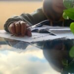 Mehrave Sharifinia Instagram - ' تاریخ: دوشنبه. بهار چند سال قبل ________________________ نامه‌ی پنجم سلام دکتر جان! امروز دوستم به خانه‌ام آمد و ناهار مهمان من شد. روز زوج بود و من جوجه، سبزیجاتِ تفت داده شده و سالاد تدارک دیده بودم. برای دوستم یک پیمانه برنج هم طبخ کردم. چه عطری، چه قدی، چه رنگی! چقدر دلم می‌خواست آن ته‌دیگ زرد زعفرانی را لای دندان‌هایم بجوم و از شنیدن صدای قرچ قرچ شکستنش لذت ببرم. تمام اراده‌ام را جمع کردم تا بتوانم به لوندی‌هایش توجه نکنم و مزه‌ی جوجه‌ی بی‌روغنِ مخلوط شده با سیر و ادویه را به هر چیز هوس‌برانگیزِ دیگری ارجح بدانم. سالادِ دوستم را به انواع سس‌های خوشمزه آغشته کردم و در سالادِ خودم دو قاشق آبغوره، یک قاشق پونه‌ی خشک و یک قاشق زیره‌ی منفور ریختم. به دوستم گفتم اگر سالاد مرا دوست دارد، می‌تواند از این ظرف بردارد. برداشت و با اولین چنگال لذت عمیقی در چهره‌اش پدیدار شد و گفت: “چقدر خوشمزه! من عاشق مزه‌ی زیره هستم.” آه خدای من! مگر می‌شود در این دنیا کسی عاشق مزه‌ی زیره باشد و آن‌ را نه با اکراه که با عشق میل کند؟ آن هم نه هر کسی، بلکه دوست صمیمی من! اصلا مگر زیره موجود قابل عاشق شدنی‌ست؟ کاش من هم می‌توانستم چنین حسی را نسبت به زیره پیدا کنم. آخرین تلاشم بابت دوست داشتنِ یک چیزِ دوست‌نداشتنی، پارسال بود برای دوست‌داشتنِ آبغوره و زنجبیل. تلاش برای ایجادِ عشقی موقت تا بتوانم حضورشان را برای دقایقی در سالاد یا استکانِ آب جهت کمک به هضم غذاهای پرچرب تحمل کنم. شبیه مردهایی که بعد از شکست عشقی به فاحشه‌ای پناه می‌برند تا عشق را کمرنگ کند و در دقایق همآغوشی سعی می‌کنند از او لذت ببرند؛ و بعد فراموشش می‌کنند... یا نمی‌کنند... نمی‌دانم! من مرد نیستم و تا امروز از فاحشه‌ای برای تسکین عشق استفاده نکرده‌ام. بااحترام ' ' ' عکس: @ahmadreza_shojaei ' ' ' #نامه #روزنگار '