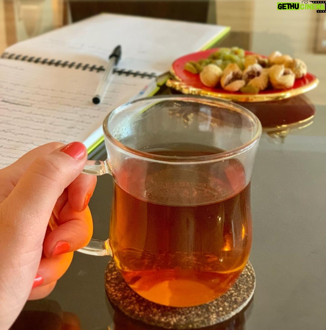Mehrave Sharifinia Instagram - ' تاریخ: جمعه. بهار چند سال قبل _______________________ نامهی چهارم آه دکتر جان! چای، چای دوستداشتنی من! چرا من را از نوشیدنِ چای به میزانِ دلخواه در طول روز محروم کردید؟ چای همدم همهی لحظات زندگی من بود؛ یار روزهای سرد و گرم، دربرندهی خستگیها، شنوندهی دلخوریها، پایهی شادمانیها و همراه دلتنگیها. دکتر جان باورتان میشود که من چای را از پیتزا هم بیشتر دوست دارم؟ آنوقت شما در دستور غذایی چهلروزه نوشتهاید: «در طول روز، در صورت لزوم یک فنجان چای خیلی کمرنگ مجاز است. که آن هم اگر مصرف نشود بهتر است.» خدای من! مگر میشود؟ فقط یک فنجان؟ آن هم در صورت لزوم؟ دکتر جان این دیگر چیزی شبیه تزکیهی نفس است. شبیه روزه. ماراتنی برای تقویت اراده! یاد روزهایی که ماه رمضان در مرداد بود میافتم و با خودم فکر میکنم از پسش برمیآیم. یک بار که کار بدی کرده بودم، بابتِ تنبیهِ خودم، قول دادم که ده روز پشت سر هم در مرداد روزه بگیرم و گرفتم. سخت بود ولی شد. دکتر جان آیا شما هم خودتان را تنبیه میکنید؟ دکتر جان! من آدمهایی را میشناسم که خود را از هر گناهی مبرا میدانند، حق به جانب هستند، قدرنشناسند و برای جبران آزارها، اشتباهات و زورگوییهاشان قدم از قدم برنمیدارند، چه برسد به آنکه خود را تنبیه کنند یا حتی پشیمان باشند. انگار با وجدان خاموش راحتترند. بهایش هم کینه و خشمی همیشگیست که سرخی قلبشان را کدر میکند و در چشمهاشان نمایان میشود. من قلبهای کدر را دوست ندارم و آن چشمها را. دکتر جان روزهای زوج چای پررنگ صبحانه را با چنان عشقی مینوشم که انگار آخرین چای عمرم است و من در یک جزیرهی متروک گیر افتادهام و امکاناتی برای دم کردن چای ندارم؛ از هیزم و آتش گرفته تا کتری و آب و برگِ چای. باز جای شکرش باقیست که دمنوشِ گلگاوزبان و بابونه در دستور غذایی وجود دارد. البته قطعاً جای دو قوری چایِ همیشگی را برای من پُر نمیکند. گاهی هم تمام دقِدلیام بابت دلتنگی برای چای را سر آنها خالی میکنم و شبیه نامادری بداخلاقِ سیندرلا دمنوشها را در اتاق زیر شیروانی حبس میکنم و با خودم همان “چایِ کمرنگِ در صورتِ لزوم” را به مهمانی پسر پادشاه میبرم. دکتر جان باید به شما بگویم که سه عدد ساقه طلاییِ روزهای فرد و دو عدد برگهی زردآلوی شبهای زوج تنها دوستانم هستند. آیا من شایستهی داشتنِ دوستان بیشتری در این برنامهی غذایی نیستم؟ بوی قورمهسبزی خانه را برداشته است. بروم اولین وعدهی آزاد ناهار را بعد از هفت روز میل کنم. با احترام و هیجان ' ' ' #نامه #روزنگار '