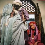 Mehrave Sharifinia Instagram - ... از عكس‌هاى تگ‌شده متوجه شدم كه گويا شبكه‌اى سريال امام على(ع) رو پخش مى‌كنه. من در يك قسمت از اون سريال حضور داشتم، در نقش كودكى قطام. 😊 فكر مى كنم حدود ١١ سالم بود، با يك گريم بامزه و گيس‌هاى بافته‌ى مشكى. دو سه تا عكس پيدا كردم از اون روزهاى خوب و تجربه بسيار ارزشمند دوران كودكى 🌺 يادش به خير