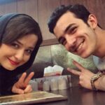 Mehrave Sharifinia Instagram - 🎭... ديشب وقتى درخشش على رو در تئاتر "سماعى زاده" ديدم، مثل يك خواهر بزرگ‌تر كارنامه‌ى هنريش از روز اول تا امروز به يادم اومد. از حضور شيرين و دلنشينش در فيلم "ميم مثل مادر" تا سرزمين كهن و كيميا و ديوار به ديوار و همه‌ى فيلم‌ها و تئاترهايى كه در اين چند سال كار كرده. ديشب از ديدنِ بازى پخته و درستش واقعا كيف كردم و لذت بردم. @alishadman 🎭... به نظرم اين روزاى آخر ديدن تئاتر "سماعى زاده" رو از دست ندين. 🎭... تماشاخانه‌ى باران ساعت ١٩ تهيه‌ى بليت از سايت تيوال ............. پى‌نوشت: •وبلاگ همين روزا به روز مى‌شه📝 •عكس چالش چاى همين روزا انداخته مى‌شه☕️ •اكران "پرسه در حوالى من" خيلى نزديكه😍 •تئاتر"دى روز" توضيح داده مى‌شه🎭 فكر كنم بايد روزى دو سه تا پست بذارم!!! '