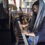 Mehrave Sharifinia Instagram - 🎹🎶... خيلى سال پيش، قبل از اين كه پيانو زدن رو شروع كنم، عاشق تيتراژ برنامه‌ى "انسان، راه، وسيله‌ى‌نقليه" بودم. يكى از دوستان پدرم وقتى فهميد من اون قطعه رو خیلی دوست دارم، برام با پيانو نواختش و گفت "اسمش پاييز، پاييز، پاييزه. ساخته‌ى فريبرز لاچينى." همه‌ى آرزوم اين بود كه يه روزى بتونم "پاييز، پاييز، پاييز" رو بنوازم. سال‌ها گذشت... من بزرگ شدم، كلاس پيانو رفتم، ساز زدم و نوازندگى اين‌قدر برام جذاب شد كه تصميم گرفتم تحصيلات دانشگاهيم هم موسيقى باشه؛ ولى جذب موسيقى كلاسيك شدم. كلا دنبال قطعات آهنگسازان ايرانى نبودم. تا اين‌كه چند سال پيش توى شهر كتاب، كتاب‌هاى نُت قطعات آقاى لاچينى رو ديدم. به عشق پاييز، پاييز، پاييز همه‌ى كتاب‌هاشون رو خريدم. چند بار هم همين‌جورى سرسرى از روى نُت قطعه رو زدم و خوشحال شدم كه زدم؛ ولى هيچ‌وقت ننشستم زمان بذارم كامل درش بيارم و حفظش كنم تا امسال... كه بالاخره، تصميم گرفتم به خاطرِ دلِ مهراوه‌ى كوچك كه خيلى عاشق اين قطعه بود، وقت بذارم و نواختنِ كاملِ آهنگش رو بهش هديه كنم. ❤️ من خيلى نوازندگى ايرانى و ريزه‌كاری‌هاى قشنگش رو بلد نيستم ولى سعى خودمو كردم. اميدوارم كه شما هم دوست داشته باشين. فيلم كامل در كانال تلگرام هست Mehravechannel آدرس در بيو 🎶🎹🎶 ... از قابليت جديد اينستا استفاده كردم ويدئو دو پارته مى‌تونيد ورق بزنيد!!! 🙏🏻🌸😍 ...