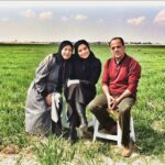 Mehrave Sharifinia Instagram - ... هميشه فكر مى‌كردم جانبازها آدم‌هاى خيلى مذهبى هستن كه به خاطر اعتقادشون جنگيدن! هميشه براشون احترام قائل بودم ولى هيچ‌وقت قسمت نشده بود باهاشون هم‌كلام بشم و حس و حالشون رو عميق بفهمم. ... سه سال پيش، براى اولين بار توى عمرم با يك جانباز كار كردم كه نمى‌دونستم جانبازه اصلا حدس هم نمى زدم! چون با تصورات من فرق داشت... ريش نداشت، پر انرژى‌ترين فردِ گروه بود، كارگردانى كه شوخ‌طبعى و شور و نشاطِ زيادش اجازه نمى‌داد هيچ‌كس خسته بشه. از تمام مسيرهاى صعب‌العبور اول خودش رد مى‌شد بعد بقيه رو صدا مى‌زد. نمى‌تونستم تصور كنم كه با پاى مصنوعى اين‌جورى تند تند راه مى‌ره كار مى‌كنه و از همه سرحال‌تره. دو ماه از كار گذشته بود كه فهميدم در سن ١٦ سالگى يك پاش رو توى جنگ از دست داده در اثر انفجار مين. و از همون روز احترامى كه براش قائل بودم چندين برابر شد. جنوب كار مى‌كرديم درباره‌ى جنگ! رفتيم شلمچه درست همون‌جايى كه پاش رو از دست داده بود به خاطر عشق، عشق به خاك وطنش عشق به مردم وطنش. همون‌جا نشست با يه لبخندِ عميق به جزيره‌ى روبروش نگاه كرد بعد از سكوتى طولانى گفت: "پاى من همين‌جا رفت دست رفيقم همين‌جا رفت جونِ خيلى‌هاى ديگه همين‌جا رفت ولى نگاه كن امروز ما مى‌تونيم دوباره توى همين زمين بايستيم و آروم باشيم و تو خاك خودمون نفس بكشيم، امن و راحت، اينه كه مهمه." ... روز جانباز بر همه‌ى فداكاران اين مرز و بوم و جواد افشار مبارك ... جواد افشار، مادر جان و من پشت صحنه‌ى "كيميا" دو سال پيش
