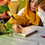 Mehrave Sharifinia Instagram - ' تاریخ: دوشنبه‌ای در بهار چند سال قبل. ____________________________ نامه‌ی دوم سلام دکتر جان! امروز پودر جوانه‌ی گندم را پیدا کردم. اتفاقاً همین عطاری نزدیک خانه داشت ولی پریروز بسته بود. چقدر ترکیبش با ماست خوشمزه‌ است. آقای فروشنده می‌گفت که این را برای چاق شدن می‌خرند! حتی گفت می‌شود با ماست ترکیبش کرد و مثل ماسک به صورت مالید. من به حرف‌هایش درمورد چاقی اعتنا نکردم و با خودم فکر کردم که حتماً ترکیبِ پودر جوانه‌ی گندم با بقیه‌ی مواد غذاییِ دستورِ شما باعث افزایش وزن نمی‌شود، اما، راستش کمی عصبانی شدم. می‌دانید، می‌خواهم این بار به هیچ‌کس نگویم چه تصمیمی گرفته‌ام. فقط خودم بدانم و خودم. چون تا کسی می‌فهمد، فکر می‌کند حق دارد راهکارهای دیگری به تو ارائه دهد، یا با گفتنِ جملاتِ منفی نظیرِ “موهایت نریزد” یا “لاغری به تو نمی‌آید” یا “ضعیف می‌شوی” و... تو را از مضرات راه مطلع سازد! اصلا انگار دیگران تا رضایتت را از تصمیمی که گرفته‌ای به کامت زهر نکنند، راحت نمی‌شوند. کمتر دیده‌ام کسی به تصمیمت لبخند بزند، برایت آرزوی موفقیت کند، نظر اضافه ندهد، یاد خاطرات خودش از آن موضوع نیفتد و فقط با پرسیدن مشتاقانه‌ی چند سوال ساده‌ به تو نشان بدهد که برایت اهمیت قائل است. تاثیر حرف‌های مخربی که اغلب از سر دلسوزی و ناآگاهی زده می‌شود بسیار بیشتر از تصور گوینده است. درنتیجه به نظر من بهترین جایگزینِ مشورت با دیگران، نوشتن است. دکتر جان گزارش وضعیتم این است که دو روز کامل را طبق دستور سپری کردم و از این بابت خوشحالم. میوه خوردن در وعده‌ی شام برایم سخت است اما فعلا توانستم. تاکید شما بر تاثیرِ مثبتِ خوابِ شب بر روند سوخت‌وساز بدن و پاکسازی، روی ذهنم کارساز بوده. سعی می‌کنم شب‌ها ساعت ۱۱ به تختخواب بروم، حتی اگر خوابم نیاید. نکته‌ی مثبت دیگرش این است که باعث می‌شود گرسنگی کمتر آزارم بدهد. یک‌دوم قاشق غذا‌خوری کنجدِ ساعت ۹ شب را هم خیلی دوست دارم. یک عدد خیار را چهارقاچ می‌کنم و با کنجد می‌خورم. عالی می‌شود. با احترام ' ' ' #نامه #روزنگار '