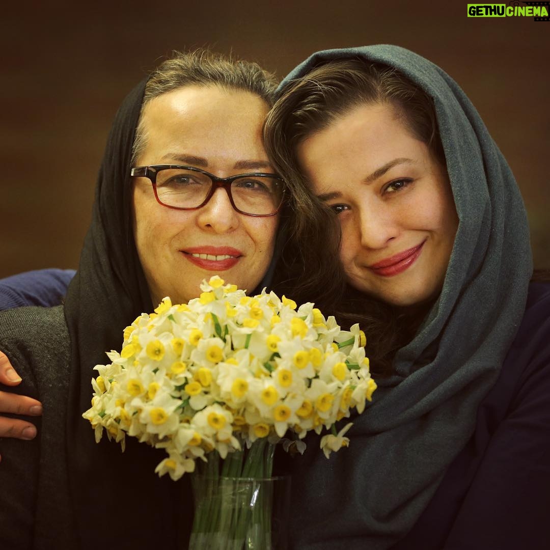Mehrave Sharifinia Instagram - ❤... وقتى اينطورى سفت بغلش مى كنم، مهربونى از بند بندِ وجودش به قلبم سرازير مى شه و پر از عشق مى شم. ❤... قدرشو مى دونم قدرِ موهبتِ حضورِ بى نظيرش رو 😍... روز مادر و زن به همه ى مادرها زن ها، مردها و بچه ها مبارك ❤... عكس از احمدرضا شجاعى @ahmadreza_shojaei