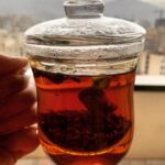 Mehrave Sharifinia Instagram - ' می‌گه: روز جهانی چای بود! می‌گم: مگه چای هم روز جهانی داره؟ می‌گه: آره. می‌گم: به نظرم مسخره‌ست. می‌گه: خب یه راه برای نشون دادن ارزش و اهمیته. می‌گم: که چی؟ می‌گه: که هیچی. قشنگه دیگه... ساکت می‌شم. اصلا نباید حرف می‌زدم. یه دونه چوب دارچین و دو تا دونه هل می‌ندازم توی لیوان دمنوش‌خوریِ شیشه‌ای و می‌ذارمش روی کتری تا خوب دم بکشه. چرا روز جهانیِ لیوانِ دم‌نوش‌خوریِ شیشه‌ای نداریم؟ هیچ‌کس به اندازه‌ی من دوست‌شون نداره؟ روز جهانی کودک! روز جهانی زن! یعنی در طول سال تا می‌تونی دهن یه نفر رو سرویس کنی ولی در اون روز خاص براش گل و کادو بخری و زحماتش رو ارج بنهی! تازه اگه یادت نره! نه یادت نمی‌ره. این‌قدر برات اس‌ام‌اس تبلیغاتی میاد که نمی‌ذارن یادت بره چون باید بابت اون روزِ خاص پول خرج کنی. هر جا که قرار باشه پول خرج کنی نمی‌ذارن یادت بره. از کی پول این‌قدر مهم شد؟ یعنی الان مازراتی مهم‌تره یا گل خداداد عزیزی به استرالیا؟ می‌پرسه: به چی فکر می‌کنی؟ می‌گم: به گل خداداد عزیزی. می‌گه: چند سالت بود؟ می‌گم: هفده. می‌گه: چه حالی داد. چقدر عربده کشیدیم. کیف و ذوقش دیگه تکرار نشد. می‌گم: اون پنالتی که بیرانوند گرفت هم شبیه همون بود. می‌گه: آره، اونم باحال بود. ولی گل خداداد یه چیز دیگه بود. بعد از اون همه سال... می‌گم: اگه بهت بگن می‌تونی از بین سه تا گزینه‌ یکی رو انتخاب کنی، کدوم رو انتخاب می‌کنی؟ گزینه‌ی یک: روز بازی ایران و استرالیا جای خداداد عزیزی باشی، گزینه‌ی دو: روز بازی ایران و پرتغال جای بیرانوند باشی، یا گزینه‌ی سه: یه مازراتی داشته باشی؟ یه کم بهم نگاه می‌کنه. چاییم رو از دستم می‌گیره و نصفشو می‌ریزه تو لیوان خودش. روی هر دو تا لیوان آب جوش می‌ریزه. لیوانمو بهم پس می‌ده و می‌پرسه: انتخابِ دیگه‌ای ندارم؟ می‌‌پرسم: چی مثلا؟ می‌گه: تو رو بردارم بریم شمال. می‌گم: جریمه می‌شیم. می‌گه: مازراتیمو می‌فروشم جریمه‌شو می‌دم. ' ' ' پی‌نوشت: 🥈⚽️👏🏻👏🏻👏🏻 •ببری ببازی دوستت داریم. نایب قهرمانی‌مون در جام باشگاه‌های آسیا مبارک. ❤️ ' #پرسپولیس #آخرین_روز_پاییز #چای #تکه_پاره‌_های_عاشقانه_رویا ' '