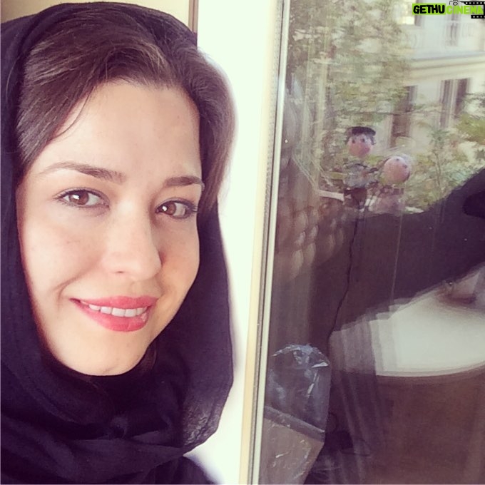 Mehrave Sharifinia Instagram - ❤️🍂🍁🍂🍁🍂❤️... سلام بعد از ٦ ماه صفحه م رو باز كردم، چون: _دلم خيلى تنگ شده بود. _در اين ٦ ماه به اندازه ى كافى فرصت پيدا كردم كه به كارهاى عقب افتاده برسم. _صفحه رو دى اكتيو كرده بودم چون از وابستگيم به فضاى مجازى ترسيدم و فكر كردم قدرت رها كردنش رو ندارم، ولى در اين ٦ ماه، تونستم ياد بگيرم كه بين دنياى حقيقى و دنياى مجازى تعادل برقرار كنم و حالا كمتر بهش وابسته هستم. _از عكس هاى پاييزى و حال و هواى پاييز نمى تونم بگذرم. _از همه مهم تر عزيزان مهربانى هستند كه در طول اين مدت بارها اين رو ازم خواستند و من رو شرمنده ى محبت هاشون كردند. ا خلاصه كه من اومدم تا بازم براتون از شمعدونى و چاى و بالكن و لحظات زندگيم عكس بذارم. عزيزين هميشه ❤️😍 #mehraveee#mehravesharifinia #iranianactress