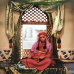 Mehrave Sharifinia Instagram - ... از عكس‌هاى تگ‌شده متوجه شدم كه گويا شبكه‌اى سريال امام على(ع) رو پخش مى‌كنه. من در يك قسمت از اون سريال حضور داشتم، در نقش كودكى قطام. 😊 فكر مى كنم حدود ١١ سالم بود، با يك گريم بامزه و گيس‌هاى بافته‌ى مشكى. دو سه تا عكس پيدا كردم از اون روزهاى خوب و تجربه بسيار ارزشمند دوران كودكى 🌺 يادش به خير