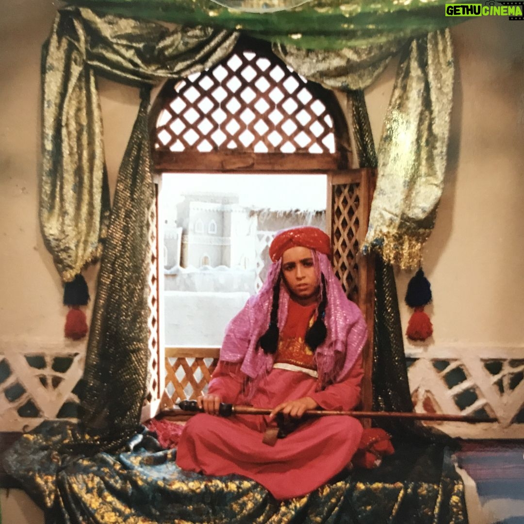 Mehrave Sharifinia Instagram - ... از عكسهاى تگشده متوجه شدم كه گويا شبكهاى سريال امام على(ع) رو پخش مىكنه. من در يك قسمت از اون سريال حضور داشتم، در نقش كودكى قطام. 😊 فكر مى كنم حدود ١١ سالم بود، با يك گريم بامزه و گيسهاى بافتهى مشكى. دو سه تا عكس پيدا كردم از اون روزهاى خوب و تجربه بسيار ارزشمند دوران كودكى 🌺 يادش به خير