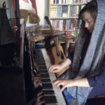 Mehrave Sharifinia Instagram - 🎹🎶... خيلى سال پيش، قبل از اين كه پيانو زدن رو شروع كنم، عاشق تيتراژ برنامه‌ى "انسان، راه، وسيله‌ى‌نقليه" بودم. يكى از دوستان پدرم وقتى فهميد من اون قطعه رو خیلی دوست دارم، برام با پيانو نواختش و گفت "اسمش پاييز، پاييز، پاييزه. ساخته‌ى فريبرز لاچينى." همه‌ى آرزوم اين بود كه يه روزى بتونم "پاييز، پاييز، پاييز" رو بنوازم. سال‌ها گذشت... من بزرگ شدم، كلاس پيانو رفتم، ساز زدم و نوازندگى اين‌قدر برام جذاب شد كه تصميم گرفتم تحصيلات دانشگاهيم هم موسيقى باشه؛ ولى جذب موسيقى كلاسيك شدم. كلا دنبال قطعات آهنگسازان ايرانى نبودم. تا اين‌كه چند سال پيش توى شهر كتاب، كتاب‌هاى نُت قطعات آقاى لاچينى رو ديدم. به عشق پاييز، پاييز، پاييز همه‌ى كتاب‌هاشون رو خريدم. چند بار هم همين‌جورى سرسرى از روى نُت قطعه رو زدم و خوشحال شدم كه زدم؛ ولى هيچ‌وقت ننشستم زمان بذارم كامل درش بيارم و حفظش كنم تا امسال... كه بالاخره، تصميم گرفتم به خاطرِ دلِ مهراوه‌ى كوچك كه خيلى عاشق اين قطعه بود، وقت بذارم و نواختنِ كاملِ آهنگش رو بهش هديه كنم. ❤️ من خيلى نوازندگى ايرانى و ريزه‌كاری‌هاى قشنگش رو بلد نيستم ولى سعى خودمو كردم. اميدوارم كه شما هم دوست داشته باشين. فيلم كامل در كانال تلگرام هست Mehravechannel آدرس در بيو 🎶🎹🎶 ... از قابليت جديد اينستا استفاده كردم ويدئو دو پارته مى‌تونيد ورق بزنيد!!! 🙏🏻🌸😍 ...