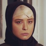 Mehrave Sharifinia Instagram - ... كيميا عكس حسن هندى ا.........................ا ما مى دونستيم واقعى نيست مى دونستيم شب مى ريم هتل و تميز مى شيم و استراحت مى كنيم مى دونستيم هيچكدوممون رو به اسارت نمى برن مى دونستيم هيچكدوممون شهيد نمى شيم ولى بازم مى ترسيديم بازم از ته دل بغض مى كرديم و مى لرزيديم. تموم روزاى فيلمبردارى صحنه هاى جنگ به آدمايى فكر مى كرديم كه اون هشت سال نمى دونستن تا لحظه ى بعد زنده ان يا مرده به همه ى آدمايى كه جونشون رو گذاشتن كف دستشون و از ميهنمون دفاع كردن. ببخشيد كه كيميا اين روزهاى عيد و جشن اينقدر دلخراشه ولى شعار باشه يا نباشه من از ته دلم به تمام شهدا، جانبازان و مفقود الاثرهايى كه هنوز خانواده هاشون چشم انتظار بدن بى جونشون هستن احترام مى گذارم و در برابرشون سر تعظيم فرود ميارم. مى دونم كه اكثر شما هم مثل من، مثل ما مى دونيد كه اونا چه كار بزرگى كردن و چقدر شايسته ى عشق و احترامند، خودشون و خانواده هاشون. ‏#mehraveee#mehravesharifinia #iranianactress