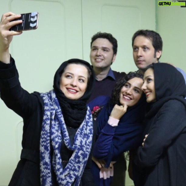 Mehrave Sharifinia Instagram - 😍' امروز آخرين روز آذرماهه برخى از خاطرات پاييز در كنار دوستان و همكاران خوبم رو با شما مرور مىكنم. ممنونم از همهى نوشتههاى قشنگتون با عشق و احترام فراوان. يلدا بهتون خوش بگذره. عكس شمارهى ١ با آرامه و نازنين، رفقاى باحال و دوستداشتنيم، به همراه پوريا ذوالفقارى و شاهين شجرىكهن عزيز و بسيار قابل احترام يك گپ طولانى و دلچسب مجله فيلم پاييز ٩٤ عكس:حميدرضا خنجرى ٫