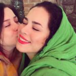 Mehrave Sharifinia Instagram - 🎂🎊🎈🎉... اونايى كه خواهر دارن خوب مى فهمن بوسيدن صورت يك خواهر چقدر مى چسبه ا عزيزترينِ من مرسى كه با حضورت همه ى روزها رو پر از محبت و لبخند كردى تولدت مبارك ❤️❤️