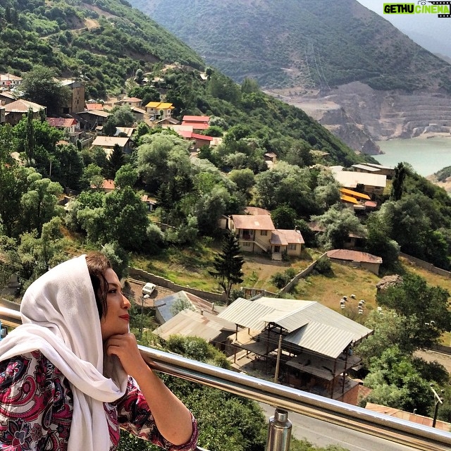 Mehrave Sharifinia Instagram - ❤️ا گاهى دلم مىخواهد طبيعت را بنوشم آب درياچه را بِتپم در رگهايم باد بوزد و حنجرهام صداى گنجشكها را آواز كند در برابرِ اين زيبايىِ محض چيزى در من به غليان در مىآيد بيكرانگىِ عشق _____________________________ جادهى چالوس. رستوران صحرا پىنوشت: ١.آخرين روز از يك سفر دلچسب توسط جانان ثبت مىشه، قبل از شروع فاز سوم "كيميا" اين سفر بهترين اتفاقِ ممكن بود. ٢.ماه رمضان حتى در اوجِ گرما هم دوستداشتنيه، از همين الان به همهى كسانى كه كل ماه رو روزه مىگيرند "خدا قوت" مى گم، دمتون گرم. ٣.موقع فيلمبردارى سريال"خداحافظ بچه" من روزه مىگرفتم، روز خيلى طولانى بود، سه چهار ساعت آخر اينقدر بداخلاق مىشدم كه هيچكس باهام حرف نمىزد، دو سه بار هم بهم گفتن تو كه جنبه ندارى خب روزه نگير. حق داشتن. من كم آورده بودم. روزهدارانِ عزيز اميدوارم از فاصلهى سحر تا افطار، به خصوص دو سه ساعت طاقتفرساى آخر، مشغول رنجوندن ديگران و بداخلاقى نباشين. ٤.با اينكه از گرما بيزارم ولى تيرماه رو دوست دارم، براى من رهاوردِ دلنشينى داشت. ٥. دلم براى اينجا خيلى تنگ شده بود ولى بلاك كردنِ پروفايلهاى بى نام و نشون در كامنتها حوصلهام رو سر برد، بعد فكر كردم خيلى هم مهم نيست ، ممنونم كه هستين، دوستتون دارم، اينجا به عشقِ حقيقتِ وجودِ شما پابرجاست.❤️