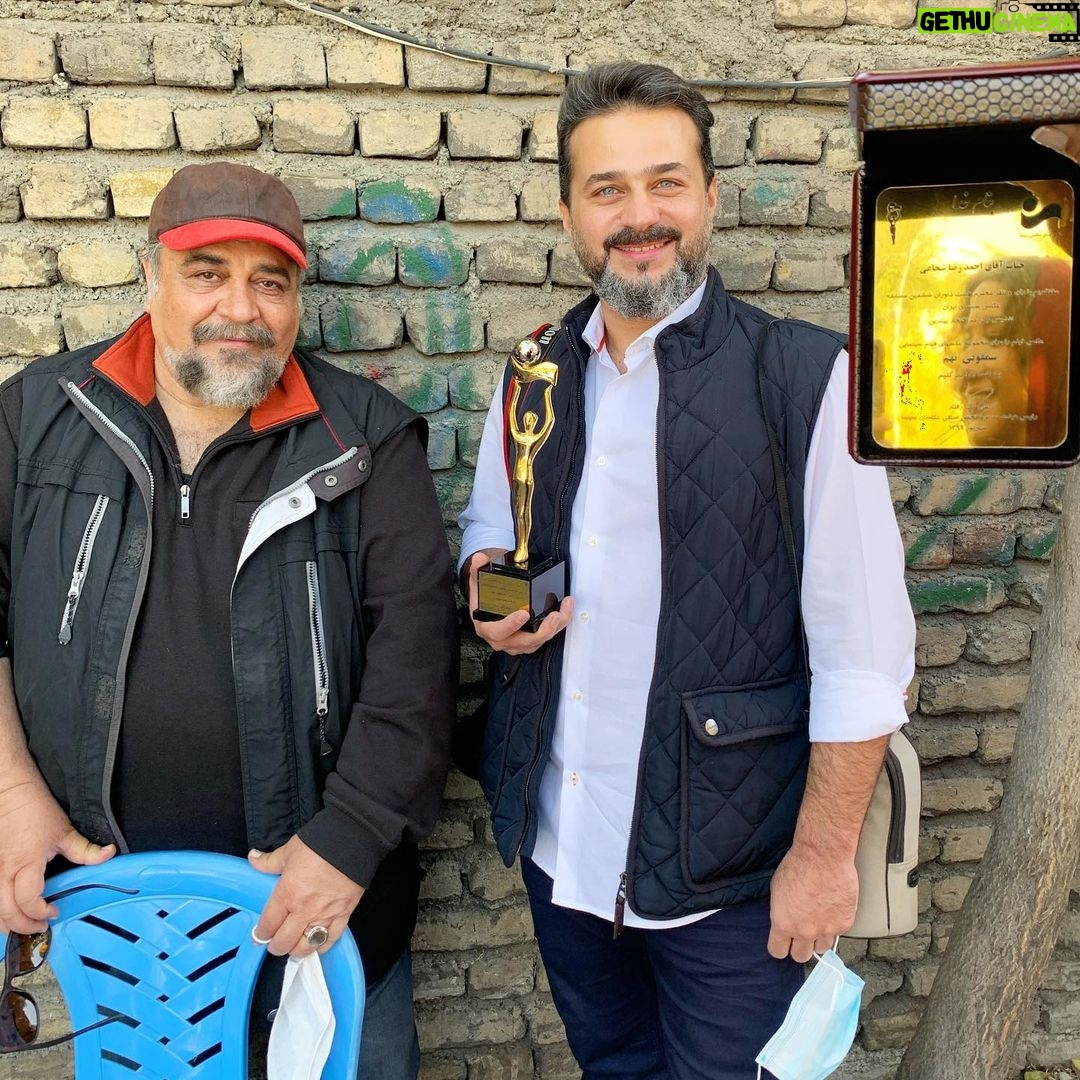Mehrave Sharifinia Instagram - ' احمدرضا شجاعی عکاس سال سینمای ایران شد. احمدرضا شجاعی تندیس ششمین مسابقهی عکس سینمای ایران را دریافت کرد. به گزارش روابط عمومی انجمن صنفی عکاسان سینمای ایران، امسال به دلیل شیوع ویروس کرونا، جشن عکاسان سینما به روال هر سال برگزار نشد و امروز سهشنبه 29 مهرماه، مراسم تقدیر از نامزدهای این دوره از مسابقه عکس سینمای ایران و عکاس برگزیده با حضور هیات مدیره انجمن صنفی عکاسان سینمای ایران در خانهی سینمای شمارهی یک برگزار شد. ' همیشه باعث لبخند و مایهی افتخاری. تندیس و دیپلم افتخار بهترین مجموعهی عکس بابت فیلم «سمفونی نهم» مبارکت باشه. 👏🏻📷👌🏻' ' @ahmadreza_shojaei ' پینوشت: ' ۱.برای همکاران و دوستان عزیزم و همهی کسانی که در حال جنگ با بیماری هستند آرزوی سلامتی میکنم. ' ۲.برای زیباتر شدن، باید عکس رو کراپ میکردم ولی ترجیح دادم ماسکها به نشانهی این روزها در عکس بمونن. ' ۳.کار میکنیم و به شدت مراقبیم. امیدوارم تاثیر داشته باشه. ' '