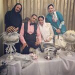 Mehrave Sharifinia Instagram - 👰🏻👦🏻💍💞ا وقتى يك پروژه هفده ماه طول مى كشه اتفاقات زيادى درش رخ مى ده مثلا ممكنه يكى از بچه هاى خوش اخلاق و محجوب گروه فيلمبردارى عاشق يكى از دخترهاى دوست داشتنى و مهربون گروه لباس بشه بعد همه ى ما سر به سرشون بذاريم و با شوق و ذوق منتظر روز عقدشون بمونيم. امروز درست يك روز بعد از پايان فيلمبردارى فاز اول و دوم پروژه ى كيميا عقد كردن من و مامان هم به نمايندگى از همه ى كيميايى ها باهاشون اومديم محضر تا بدونن چقدر دوستشون داريم و چقدر از خوشبختى شون خوشحاليم. على و شبنم عزيز مباركتون باشه خوشبخت و عاشق باشيد تا هميشه