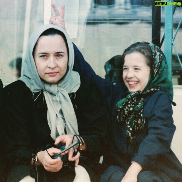 Mehrave Sharifinia Instagram - 😊✌🏻ا عاشق اين ذوق زدگىِ بى حد هستم. بيست و چند سال قبل در كنار مادرجان