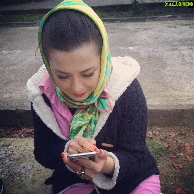 Mehrave Sharifinia Instagram - ا 😊❤️ا خواندن كامنت هاى شما مهربانان در يك روز بهارى اواسط تعطيلات ِنوروزى با روسرى اهدايىِ عزيزترين و عكاسىِ جانان