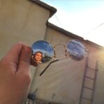 Mehrave Sharifinia Instagram - 👓ا دخترك كم مى آورد ، لحظه ها تلخ تر مى شوند چيزى باقى نمى ماند حتى اندك توانى براى حركتِ لب ها تا به لبخند گشوده شوند. دخترك صبح ها كه چشم باز مى كند از خود مى پرسد چرا تمام نمى شوم؟