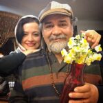 Mehrave Sharifinia Instagram - 🌹⛄️ا حرف هاى زيادى درباره ات مى زنن حرف هايى كه بعضى هاش خوشاينده بعضى هاش نيست آدم هايى هم بودن كه منصف تر باشن و به جاى قضاوت كردن، دركت كنن و با كفش هاى تو راه برن. سال هاست كه "درباره ى تو شنيدن" چه خوب چه بد جزئى از زندگيم شده ولى راستش رو بخواى شنيده ها چه خوب ، چه بد هيچ وقت براى من مهم نبوده تو براى من هميشه مهربون ترين و سخت گيرترين و بانمك ترين پدر دنيا بودى و تا ابد هم باقى مى مونى پدرى كه وقتى بعد از هفتاد و دو ساعت كارِ مداوم مى اومد خونه لبخند از رو لباش محو نمى شد و چيزى از خستگى نمى فهميد پدرى كه جواب همه ى سوال هاى ادبى و فلسفى و تاريخى و هنرى من رو مى دونست پدرى كه اُخت شدن با ادبيات و موسيقى رو به من ياد داد پدرى كه هيچوقت به جوراب هاى هديه ى روز پدر اعتراض نكرد و خودش هرسال داوطلبانه رنگ دلخواهش رو اعلام مى كرد پدرى كه حتى اُملتش خوشمزه ترين بود پدرى كه شوخ طبعى و بامزه بودنش همه ى ما رو در بدترين شرايط به خنده وادار مى كرد پدرى كه هميشه دلم به بودنش گرمه. ___________________________ امروز روز پدر نيست تولدش نيست منم جايزه اى نگرفتم كه بخوام بهش تقديم كنم هيچ مناسبتى نداره فقط دلم خواست براى خودش و همه ى شما كه اينجا مهمون من هستيد بنويسم تا بدونه و بدونيد چقدر دوستش دارم و چقدر برام عزيزه همين در ضمن الوعده وفا 😊ا @mohamadrezasharifinia