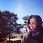 Mehrave Sharifinia Instagram - ☔️❄️⛄️ا صبحِ روزِ بارونى تون به خير ______________ا پى نوشت: شايد دليل اين خنده اينه كه ساعت ٧ صبح روز جمعه دارم مي رم سركار! شايد هم دليلش اينه كه هنوز باورم نشده پنجشنبه خوش قول بودم! نمى دونم ولى حتما يكى از همين دوتاست ________________ا عكس لوكيشن خانه ى كيميا خاورشهر چند روز قبل توسط @alishadman