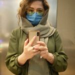 Mehrave Sharifinia Instagram - ' سوال: دوست داشتید یازدهمین جمعه‌ی تابستانِ خود را چگونه بگذرانید؟ جواب: به نام خدا دوست داشتم یازدهمین جمعه‌ی تابستان خود را شاد و پُرلبخند و بی‌ترس، هم‌نفس با انسان‌های خوش‌ذات و بی‌عقده و پخته و تکلیف‌روشن بگذرانم. با آن‌ها که می‌شود ساعت‌ها به حرف‌هاشان گوش سپرد و خسته نشد. با آن‌ها که هر کلام‌شان مرهمی‌ست و هر قصه‌شان امیدی و هر مثال‌شان گنجینه‌ای. با آن‌ها که اعتماد را با نگاه‌ برایت معنی می‌کنند و اطمینان را در دست‌هایت می‌کارند. با آن‌ها که... می‌شود تا صبح نوشت. ' ' ' پی‌نوشت: ' ۱.ندهد هوشمندِ روشن‌رای به فرومایه کارهای خطیر بوریاباف اگرچه بافنده‌‌ست نبرندش به کارگاهِ حریر «سعدی» «گلستان، باب هفتم» 📖 ' ۲.عکس بماند به یادگار از روزهای عجیب سال ۱۳۹۹. 📷 ' ۳.اولین دستاوردِ هرگونه تغییری، هراسه. ' ۴.اشتباه کردم، نباید تحت‌تاثیر جو قرار می‌گرفتم. باید به حرف دوستانِ آدم‌حسابیم گوش می‌دادم و نمی‌دیدمش. ۲۸ ساعت!!!🤦🏻‍♀️ در عوض «چرنوبیل» عالیه. ' ۵.فعال بودنِ کودکِ درون با گیر افتادن در نابالغی فرق داره. اولی جذابه دومی رقت‌انگیز. ' ۶.🏆🏆🏆🏆⚽️⚽️⚽️⚽️⚽️⚽️ ' ۷.لقب‌های تحمیلی بسیار آزاردهنده‌ هستن. تقریباً هر چیز تحمیلی آزاردهنده‌ست. '