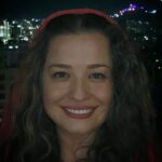 Mehrave Sharifinia Instagram - ' سوال: دوست داشتید پنجمین جمعه‌ی تابستانِ خود را چگونه بگذرانید؟ جواب: به نام خدا دوست داشتم در پنجمین جمعه‌ی تابستان خط‌های ریز زیبایی باشم که در اثر خنده‌های از ته دل، دور چشم‌هایت جا خوش کرده‌اند. همان‌ها که شاید به زودی با تزریق دکتری از بین بروند و دیگر اثری از آن‌ها در صورتت باقی نماند. و یا با نصب اپلیکیشن جدیدی از عکس‌هایت محو شوند و تو را کمتر آزار دهند. به خط‌های ریز کنار چشمت که نگاه می‌کنم خودم و تو را می‌بینم که بی‌پروا روی خط‌ها راه می‌رویم و می‌خندیم و می‌گرییم و حرف می‌زنیم و دعوا می‌کنیم و خسته می‌شویم و پشت به هم گوشه‌ای می‌نشینیم و بعد طاقت نمی‌آوریم و دست هم را می‌گیریم و در آغوش هم فرو می‌رویم. به سوزنی که تجربه‌های مکررِ اندوه و شعف را از صورتت پاک می‌کند فکر می‌کنم؛ آثارِ قهقهه‌های مدام و سپری شدنِ روزهای سخت و آسانِ زندگی. شاید هم دلم بخواهد همان سوزنی باشم که در صورت تو فرو‌ می‌رود و با خالی کردنِ محتویاتِ منبعش، تمام نشانه‌های گذرِ عمر را از چشم‌ها، لب‌ها، پیشانی و بینی‌ات می‌زُداید. شاید هم دلم بخواهد محتویات منبعش باشم و اعصابِ صورتت را از کار بی‌اندازم تا جوان‌تر و بی‌خاطره‌تر شوی، بی‌ ردپایی از خندیدن یا گریستن بر صورتت... نمی‌دانم. این‌قدر دلم برای چشم‌هایت تنگ شده که حاضرم در پنجمین جمعه‌ی تابستان تبدیل به حیوان خون‌خواری شوم و به صورتت حمله کنم و چشم‌هایت را از کاسه درآورم و آن‌ها را بخورم و بعد سلانه سلانه در حالی‌که از لب‌هایم خون...!!! وحشی بودن به من نمی‌‌آید. تصور صورتِ خون‌آلودِ بی‌چشمِ تو غمگینم می‌کند. ترجیح می‌دهم در این جمعه‌ی گرم همان شکلی که هستی باقی بمانی و قبل از هجومِ سوزن‌های زیباکننده، از ته دل بخندی تا من با خیال راحت یک دل سیر خطوطِ ریزِ کنارِ چشمانت را تماشا کنم. ' ' پی‌نوشت: ' ۱.چون بود اصل گوهری قابل تربیت را در او اثر باشد هیچ صیقل نکو نداند کرد آهنی را که بدگهر باشد خر عیسی گرش به مکه برند چون بیاید هنوز خر باشد «سعدی» «گلستان، باب هفتم» 📚 (یک بیت رو به صلاح‌دید خودم حذف کردم) ' ۲.دیشب یهو الکی باد وزید و بارون اومد. فقط چند دقیقه. ما توی تراس ازش لذت بردیم. تصویرش به یادگار ثبت شد. 📷 ' ۳.باید چی کار کنی؟ 🤔 ' ۴.دوستان عزیز مجازی و فن‌پیج‌های مهربون، همیشه سپاسگزار لطف و محبت‌ شما هستم. ممنونم از مهر و خلاقیت‌تون. ❤️ ' ۵.کی می‌تونست حدس بزنه؟ بعد از این‌همه سال... 🎂 ' ۶.عجب گلی زد... 😬 🏆🏆🏆🏆 ' ۷.آخرش قرار نبود این‌جوری بشه! چرا یهو وحشی شدم؟ 😶 '