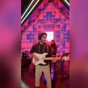 Mehrave Sharifinia Instagram - '
برای کسانی که بندبازی رو می‌بینند و طرفدار گروه‌های تازه‌نفس هستند:
این تصاویر رو از ساز زدن و تمرین گروه‌های قسمت نه و ده موقع ساندچک، قبل از اجرای اصلی‌شون گرفتم.
رقابت و مسابقه این‌جوریه که گاهی مجبوری پا روی قلبت بذاری و به خاطر یکی دوتا اشتباه کوچک کسانی رو که دوست‌ داری و بسیار شایسته هستند، در کمال تاسف بدرقه کنی.
اگه به من بود، دلم می‌خواست چیدمان گروه‌ها جور دیگه‌ای باشه ولی نشد.
مهم اینه که تمام گروه‌ها تلاش کردند، درخشیدند، دیده شدند و از اجراها براشون تصاویر زیبایی به یادگار باقی موند.
از صمیم قلب برای تک‌تک‌شون در ادامه‌ی راه آرزوی موفقیت می‌کنم و تا جایی که بتونم در صفحه‌ی خودم به بیشتر دیده‌شدن‌شون کمک می‌کنم.
❤️
_______________________
گروه‌های گس، نوومبر، لیو، دلکوک، یهو
یونیورسال، ته‌لنجیا، کم‌بند، دژاوو، کاف

باتشکر از بندسازان که مثل همیشه با جون و دل مشغول کارند و عماد امامی بابت همراهی در ضبط تصاویر.

'

@gass.bandd 
@novembermusic_ 
@lio.band 
@delkookband 
@yehoband 
@universal.musicband 
@tahlenjiaband 
@kamband.aavaa 
@dejavuband_official 
@kaafmusic 
@nimabank 
@emademami 

'