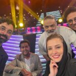 Mehrave Sharifinia Instagram - 🎶🎞🎵' اینم از کاری که با عشق و انگیزه و تلاش شروع شد و با عشق و خستگی و رضایت تموم شد. تولید و پخش برنامه‌ای در حمایت از موسیقی در جایی که با موسیقی شبیه بچه‌ی سرراهی رفتار می‌شه، شبیه یک آرزوی محال بود که انجام شد؛ نیما جان دستمریزاد.👏🏻👏🏻👏🏻 از صمیم قلب برای همه‌ی گروه‌های شرکت‌‌کننده در مسابقه آرزوی موفقیت و درخشش می‌کنم. به تک‌تک همکاران عزیزم خسته نباشید و خدا قوت می‌گم؛ دم همه‌شون گرم که با تمام وجود پای این کار ایستادند و در برابر موانع کم نیاوردند. یک تشکر ویژه هم می‌کنم از جناب آقای قجر، آقای سرتیپی، نیما بانک عزیز و گلرنگ بابت جایزه‌ی پیش‌بینی‌نشده‌‌ای که به گروه‌های دوم، سوم و چهارم اختصاص دادند؛ مبلغ ۵۰ میلیون تومان برای هر گروه. اتفاق بسیار دلنشینی بود.👏🏻👏🏻👏🏻 دوستتون دارم. دلم برای بندبازی و همه‌ی شما تنگ می‌شه❤️ ' سلفی‌های روز آخر بماند به یادگار ❤️ ' ' پی‌نوشت: از دیشب اینستاگرام دیوونه‌م کرده تا عکس‌ها رو عین آدم پست کنه🤦🏻‍♀️ آخر هم مجبور شدم پنج تا عکس رو حذف کنم.😐ا '
