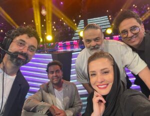 Mehrave Sharifinia Instagram - 🎶🎞🎵'
اینم از کاری که با عشق و انگیزه و تلاش شروع شد و با عشق و خستگی و رضایت تموم شد.
تولید و پخش برنامه‌ای در حمایت از موسیقی در جایی که با موسیقی شبیه بچه‌ی سرراهی رفتار می‌شه، شبیه یک آرزوی محال بود که انجام شد؛ نیما جان دستمریزاد.👏🏻👏🏻👏🏻
از صمیم قلب برای همه‌ی گروه‌های شرکت‌‌کننده در مسابقه آرزوی موفقیت و درخشش می‌کنم.
به تک‌تک همکاران عزیزم خسته نباشید و خدا قوت می‌گم؛ دم همه‌شون گرم که با تمام وجود پای این کار ایستادند و در برابر موانع کم نیاوردند.
یک تشکر ویژه هم می‌کنم از جناب آقای قجر، آقای سرتیپی، نیما بانک عزیز و گلرنگ بابت جایزه‌ی پیش‌بینی‌نشده‌‌ای که به گروه‌های دوم، سوم و چهارم اختصاص دادند؛ مبلغ ۵۰ میلیون تومان برای هر گروه. اتفاق بسیار دلنشینی بود.👏🏻👏🏻👏🏻
دوستتون دارم.
دلم برای بندبازی و همه‌ی شما تنگ می‌شه❤️
'
سلفی‌های روز آخر 
بماند به یادگار ❤️
'
'
پی‌نوشت:
از دیشب اینستاگرام دیوونه‌م کرده تا عکس‌ها رو عین آدم پست کنه🤦🏻‍♀️ آخر هم مجبور شدم پنج تا عکس رو حذف کنم.😐ا
'