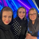 Mehrave Sharifinia Instagram - 🎶🎞🎵' اینم از کاری که با عشق و انگیزه و تلاش شروع شد و با عشق و خستگی و رضایت تموم شد. تولید و پخش برنامه‌ای در حمایت از موسیقی در جایی که با موسیقی شبیه بچه‌ی سرراهی رفتار می‌شه، شبیه یک آرزوی محال بود که انجام شد؛ نیما جان دستمریزاد.👏🏻👏🏻👏🏻 از صمیم قلب برای همه‌ی گروه‌های شرکت‌‌کننده در مسابقه آرزوی موفقیت و درخشش می‌کنم. به تک‌تک همکاران عزیزم خسته نباشید و خدا قوت می‌گم؛ دم همه‌شون گرم که با تمام وجود پای این کار ایستادند و در برابر موانع کم نیاوردند. یک تشکر ویژه هم می‌کنم از جناب آقای قجر، آقای سرتیپی، نیما بانک عزیز و گلرنگ بابت جایزه‌ی پیش‌بینی‌نشده‌‌ای که به گروه‌های دوم، سوم و چهارم اختصاص دادند؛ مبلغ ۵۰ میلیون تومان برای هر گروه. اتفاق بسیار دلنشینی بود.👏🏻👏🏻👏🏻 دوستتون دارم. دلم برای بندبازی و همه‌ی شما تنگ می‌شه❤️ ' سلفی‌های روز آخر بماند به یادگار ❤️ ' ' پی‌نوشت: از دیشب اینستاگرام دیوونه‌م کرده تا عکس‌ها رو عین آدم پست کنه🤦🏻‍♀️ آخر هم مجبور شدم پنج تا عکس رو حذف کنم.😐ا '
