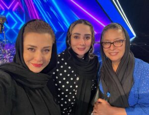 Mehrave Sharifinia Instagram - 🎶🎞🎵'
اینم از کاری که با عشق و انگیزه و تلاش شروع شد و با عشق و خستگی و رضایت تموم شد.
تولید و پخش برنامه‌ای در حمایت از موسیقی در جایی که با موسیقی شبیه بچه‌ی سرراهی رفتار می‌شه، شبیه یک آرزوی محال بود که انجام شد؛ نیما جان دستمریزاد.👏🏻👏🏻👏🏻
از صمیم قلب برای همه‌ی گروه‌های شرکت‌‌کننده در مسابقه آرزوی موفقیت و درخشش می‌کنم.
به تک‌تک همکاران عزیزم خسته نباشید و خدا قوت می‌گم؛ دم همه‌شون گرم که با تمام وجود پای این کار ایستادند و در برابر موانع کم نیاوردند.
یک تشکر ویژه هم می‌کنم از جناب آقای قجر، آقای سرتیپی، نیما بانک عزیز و گلرنگ بابت جایزه‌ی پیش‌بینی‌نشده‌‌ای که به گروه‌های دوم، سوم و چهارم اختصاص دادند؛ مبلغ ۵۰ میلیون تومان برای هر گروه. اتفاق بسیار دلنشینی بود.👏🏻👏🏻👏🏻
دوستتون دارم.
دلم برای بندبازی و همه‌ی شما تنگ می‌شه❤️
'
سلفی‌های روز آخر 
بماند به یادگار ❤️
'
'
پی‌نوشت:
از دیشب اینستاگرام دیوونه‌م کرده تا عکس‌ها رو عین آدم پست کنه🤦🏻‍♀️ آخر هم مجبور شدم پنج تا عکس رو حذف کنم.😐ا
'