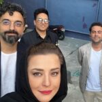 Mehrave Sharifinia Instagram - 🎶🎞🎵' اینم از کاری که با عشق و انگیزه و تلاش شروع شد و با عشق و خستگی و رضایت تموم شد. تولید و پخش برنامه‌ای در حمایت از موسیقی در جایی که با موسیقی شبیه بچه‌ی سرراهی رفتار می‌شه، شبیه یک آرزوی محال بود که انجام شد؛ نیما جان دستمریزاد.👏🏻👏🏻👏🏻 از صمیم قلب برای همه‌ی گروه‌های شرکت‌‌کننده در مسابقه آرزوی موفقیت و درخشش می‌کنم. به تک‌تک همکاران عزیزم خسته نباشید و خدا قوت می‌گم؛ دم همه‌شون گرم که با تمام وجود پای این کار ایستادند و در برابر موانع کم نیاوردند. یک تشکر ویژه هم می‌کنم از جناب آقای قجر، آقای سرتیپی، نیما بانک عزیز و گلرنگ بابت جایزه‌ی پیش‌بینی‌نشده‌‌ای که به گروه‌های دوم، سوم و چهارم اختصاص دادند؛ مبلغ ۵۰ میلیون تومان برای هر گروه. اتفاق بسیار دلنشینی بود.👏🏻👏🏻👏🏻 دوستتون دارم. دلم برای بندبازی و همه‌ی شما تنگ می‌شه❤️ ' سلفی‌های روز آخر بماند به یادگار ❤️ ' ' پی‌نوشت: از دیشب اینستاگرام دیوونه‌م کرده تا عکس‌ها رو عین آدم پست کنه🤦🏻‍♀️ آخر هم مجبور شدم پنج تا عکس رو حذف کنم.😐ا '