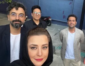Mehrave Sharifinia Instagram - 🎶🎞🎵'
اینم از کاری که با عشق و انگیزه و تلاش شروع شد و با عشق و خستگی و رضایت تموم شد.
تولید و پخش برنامه‌ای در حمایت از موسیقی در جایی که با موسیقی شبیه بچه‌ی سرراهی رفتار می‌شه، شبیه یک آرزوی محال بود که انجام شد؛ نیما جان دستمریزاد.👏🏻👏🏻👏🏻
از صمیم قلب برای همه‌ی گروه‌های شرکت‌‌کننده در مسابقه آرزوی موفقیت و درخشش می‌کنم.
به تک‌تک همکاران عزیزم خسته نباشید و خدا قوت می‌گم؛ دم همه‌شون گرم که با تمام وجود پای این کار ایستادند و در برابر موانع کم نیاوردند.
یک تشکر ویژه هم می‌کنم از جناب آقای قجر، آقای سرتیپی، نیما بانک عزیز و گلرنگ بابت جایزه‌ی پیش‌بینی‌نشده‌‌ای که به گروه‌های دوم، سوم و چهارم اختصاص دادند؛ مبلغ ۵۰ میلیون تومان برای هر گروه. اتفاق بسیار دلنشینی بود.👏🏻👏🏻👏🏻
دوستتون دارم.
دلم برای بندبازی و همه‌ی شما تنگ می‌شه❤️
'
سلفی‌های روز آخر 
بماند به یادگار ❤️
'
'
پی‌نوشت:
از دیشب اینستاگرام دیوونه‌م کرده تا عکس‌ها رو عین آدم پست کنه🤦🏻‍♀️ آخر هم مجبور شدم پنج تا عکس رو حذف کنم.😐ا
'