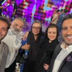Mehrave Sharifinia Instagram - 🎶🎞🎵' اینم از کاری که با عشق و انگیزه و تلاش شروع شد و با عشق و خستگی و رضایت تموم شد. تولید و پخش برنامه‌ای در حمایت از موسیقی در جایی که با موسیقی شبیه بچه‌ی سرراهی رفتار می‌شه، شبیه یک آرزوی محال بود که انجام شد؛ نیما جان دستمریزاد.👏🏻👏🏻👏🏻 از صمیم قلب برای همه‌ی گروه‌های شرکت‌‌کننده در مسابقه آرزوی موفقیت و درخشش می‌کنم. به تک‌تک همکاران عزیزم خسته نباشید و خدا قوت می‌گم؛ دم همه‌شون گرم که با تمام وجود پای این کار ایستادند و در برابر موانع کم نیاوردند. یک تشکر ویژه هم می‌کنم از جناب آقای قجر، آقای سرتیپی، نیما بانک عزیز و گلرنگ بابت جایزه‌ی پیش‌بینی‌نشده‌‌ای که به گروه‌های دوم، سوم و چهارم اختصاص دادند؛ مبلغ ۵۰ میلیون تومان برای هر گروه. اتفاق بسیار دلنشینی بود.👏🏻👏🏻👏🏻 دوستتون دارم. دلم برای بندبازی و همه‌ی شما تنگ می‌شه❤️ ' سلفی‌های روز آخر بماند به یادگار ❤️ ' ' پی‌نوشت: از دیشب اینستاگرام دیوونه‌م کرده تا عکس‌ها رو عین آدم پست کنه🤦🏻‍♀️ آخر هم مجبور شدم پنج تا عکس رو حذف کنم.😐ا '
