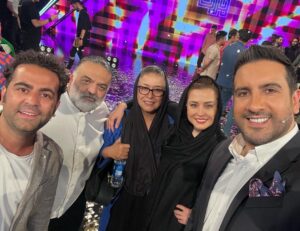 Mehrave Sharifinia Instagram - 🎶🎞🎵' اینم از کاری که با عشق و انگیزه و تلاش شروع شد و با عشق و خستگی و رضایت تموم شد. تولید و پخش برنامه‌ای در حمایت از موسیقی در جایی که با موسیقی شبیه بچه‌ی سرراهی رفتار می‌شه، شبیه یک آرزوی محال بود که انجام شد؛ نیما جان دستمریزاد.👏🏻👏🏻👏🏻 از صمیم قلب برای همه‌ی گروه‌های شرکت‌‌کننده در مسابقه آرزوی موفقیت و درخشش می‌کنم. به تک‌تک همکاران عزیزم خسته نباشید و خدا قوت می‌گم؛ دم همه‌شون گرم که با تمام وجود پای این کار ایستادند و در برابر موانع کم نیاوردند. یک تشکر ویژه هم می‌کنم از جناب آقای قجر، آقای سرتیپی، نیما بانک عزیز و گلرنگ بابت جایزه‌ی پیش‌بینی‌نشده‌‌ای که به گروه‌های دوم، سوم و چهارم اختصاص دادند؛ مبلغ ۵۰ میلیون تومان برای هر گروه. اتفاق بسیار دلنشینی بود.👏🏻👏🏻👏🏻 دوستتون دارم. دلم برای بندبازی و همه‌ی شما تنگ می‌شه❤️ ' سلفی‌های روز آخر بماند به یادگار ❤️ ' ' پی‌نوشت: از دیشب اینستاگرام دیوونه‌م کرده تا عکس‌ها رو عین آدم پست کنه🤦🏻‍♀️ آخر هم مجبور شدم پنج تا عکس رو حذف کنم.😐ا '